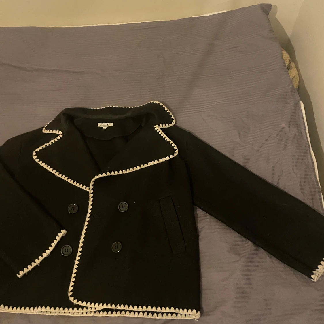 Svart kappa med vita detaljer - 2