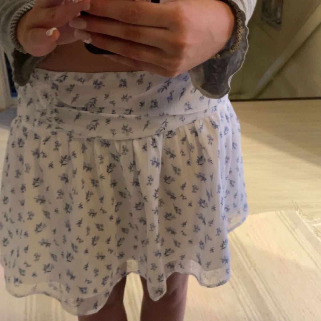 Vit blommig kortkjol - 1