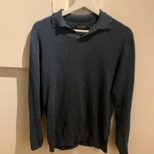 Blå v ringad pike tröja  - Blå supima ull dressman tröja | Sjukt snygg färg som passar till nästan allt | Storlek S | Skick: använt fåtal gånger innan dom blev för små | Nypris: 699kr vårat pris 249kr!✅ Kontakta vid mer frågor 👕