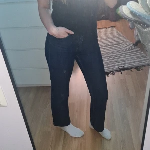 Högmidjade unqe denm jeans - Jag säljer nu dessa jeansen för att de sitter lite tajt i midjan. Förutom de så är dem jättesköna. De är från unqe denm, storlek S. Midja rakt över: 35 cm. Ytterlängd: 100 cm. Innerben: 73 cm. Gren: 27 cm.🔥 Skriv om ni har några frågor.💞