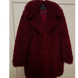 Vinröd teddyjacka från Zara - Säljer en mysig vinröd teddyjacka från Zara. Jackan har en fluffig textur och långa ärmar, perfekt för kyliga dagar. ❣️
