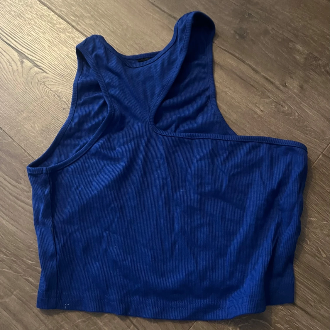 Blå ribbad linnetopp