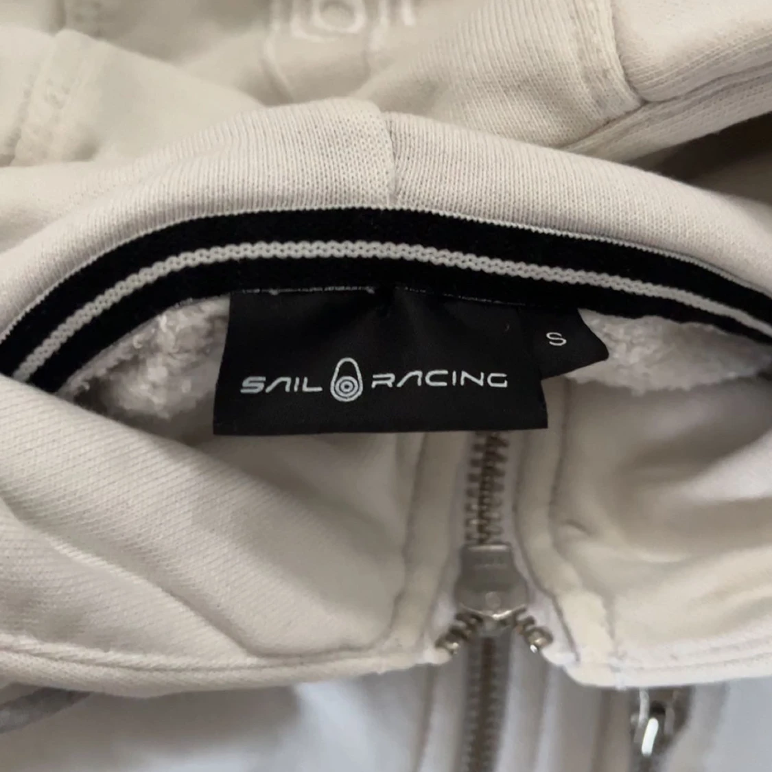 Vit huvtröja från Sail Racing - 2