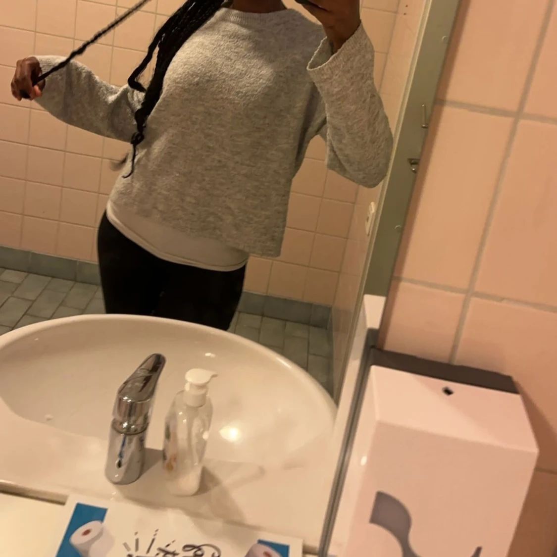 Grå stickad tröja - 1