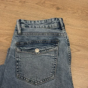 Blå jeans med fickdetalj - Jätte fina jeans med den populära fickdesyinen från lager 157. Dom har en midwaist midja och är bootcut. Älskar färgen på dessa!!