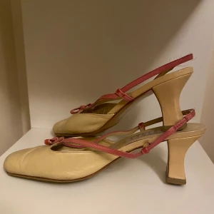 Beige och rosa klackskor från Twinky - Beigea klackskor från Twinky med rosa coquette rosetter🎀