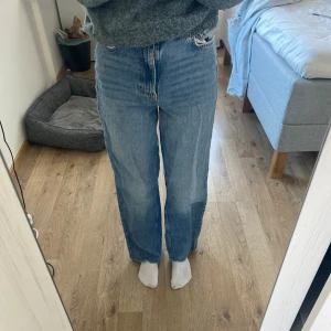 Blå high waist jeans från Perfect Jeans - Säljer ett par klassiska blå jeans från Perfect Jeans. De har en hög midja och en rak passform som ger en avslappnad look. Perfekta för en casual stil.