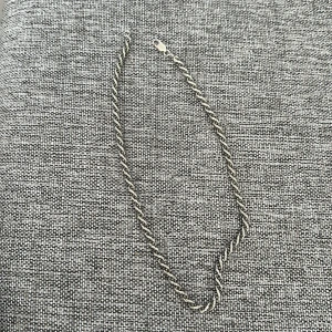 Äkta silver halsband med tvinnad design - Snyggt silver halsband med en tvinnad design. Perfekt för att ge en stilren touch till din outfit. Halsbandet har ett enkelt lås som gör det lätt att ta på och av stämpel på 925 finns 