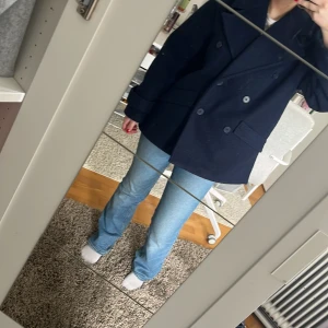 Coat från Gina  - Säljer denna skit snygga höst och vinter och vår jacka, då den inte kommer till användning. Den är fodrad och mörkblå. I storlek XS men kan användas xs-m skulle jag säga. Ena knappen på insidan är lite lös, se bild 3, men verlkigen inget som syns, då den är på insidan och inte riktigt har någon större funktion❣️