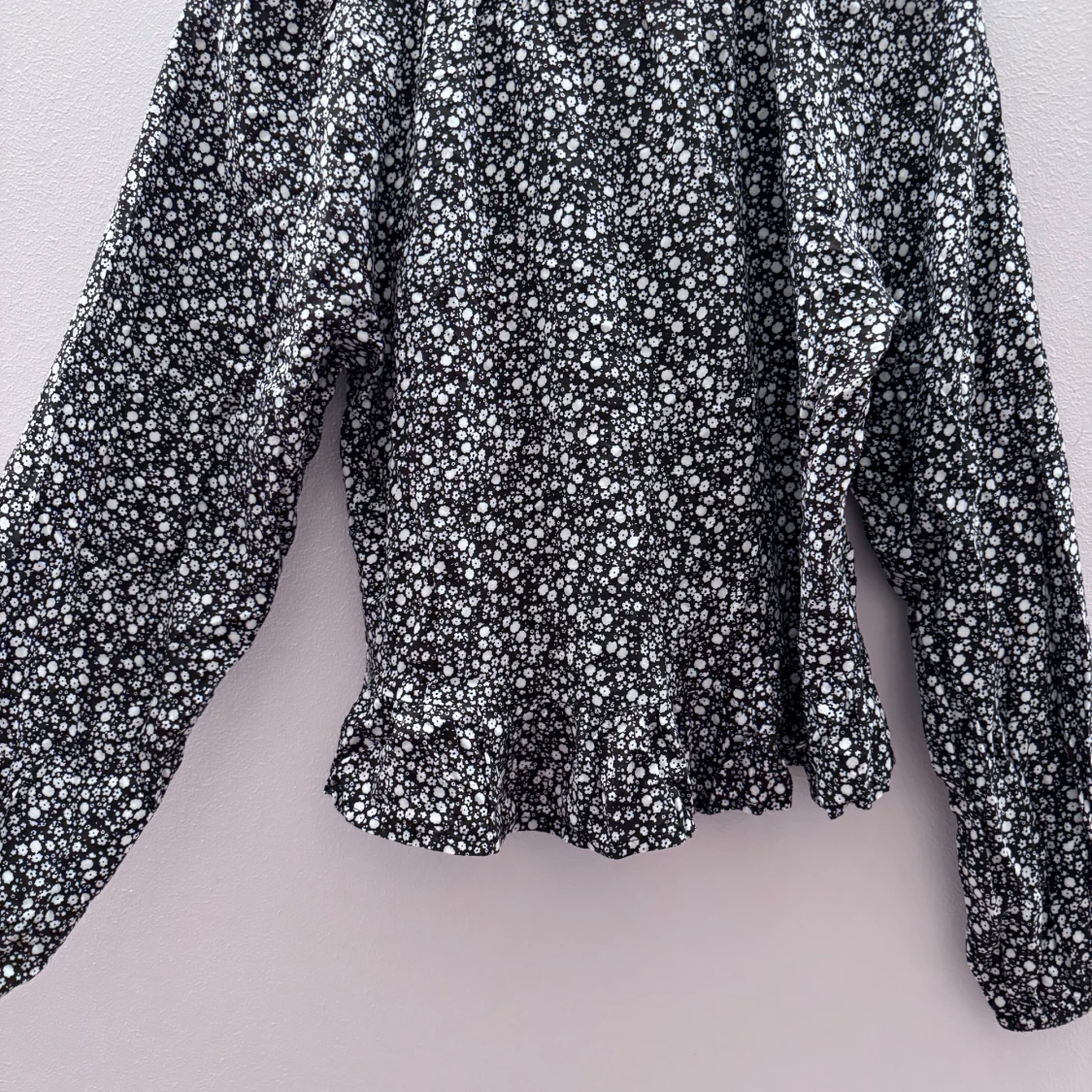 Svart blommig blus med volang - 2