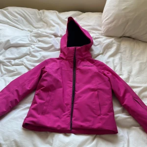 Peak performance skidjacka  - Säljer min skit snygga skidjacka från peak performance pga att jag har en annan som jag använder mer, jätte bra skick, storlek 140 men passar mig som brukar ha allt från 146-158-xxs-xs❤️hör av er vid frågor