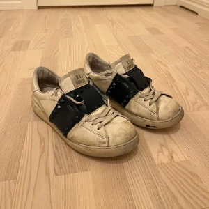 Valentino Opens - Säljer ett par Valentino Opens, använda ganska länge. Skulle nog gå att få fina om man lägger tid. Strl 42, hör av er vid funderingar!