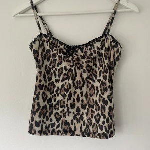 Leopardmönstrad linne - snygg leopardmönstrad linne med spetsdetaljer vid kanten och rosett. köpte den från Gina Tricot ett tag sen (299kr) o har använts 2 gånger, inget fel på den.  🥂