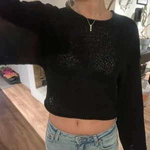 Svart kortare tröja  - Säljer en svart kortare tröja med långa ärmar som är lite genomskinlig. Perfekt för en trendig look. Passar bra till jeans eller kjol.