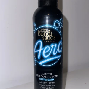 Bondi Sands Aero Self Tanning Foam - Bondi Sands Aero Self Tanning Foam i nyansen Ultra Dark. Denna brun utan sol har en snabbabsorberande formula och ger intensiv återfuktning med en härlig doft av kokos. Perfekt för en djup solbränna utan att behöva vistas i solen. Aldrig använd, ny pris ca 400 kr!