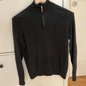 Morris half zip - En grå Morris half zip. Tröjan hade ett hål i armen men det är fixat och syns inte. Om du har några frågor är det bara skriva!