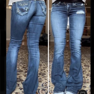 Lågmidjade bootcut silver jeans  - !! Lånad första bild för jag kan inte få på mig dem !! Säljer de här superfina lågmidjade bootcut jeansen från märket Silver, de är lowwaist ca 18cm i grenhöjd. Innerbenslängden är ca 83cm och de är storlek 26! De är även stretchiga i materialet. Något slitna längst ner från förra ägaren men inget som påverkar funktion