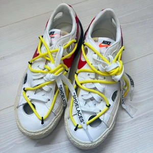 Nike x Off-White Blazer Low sneakers - Äkta Nike x off-white collab Blazer Low ”university red” sneakers som endast har använts 1 gång. Rena och fräscha som nya. Kommer i orginal låda. 