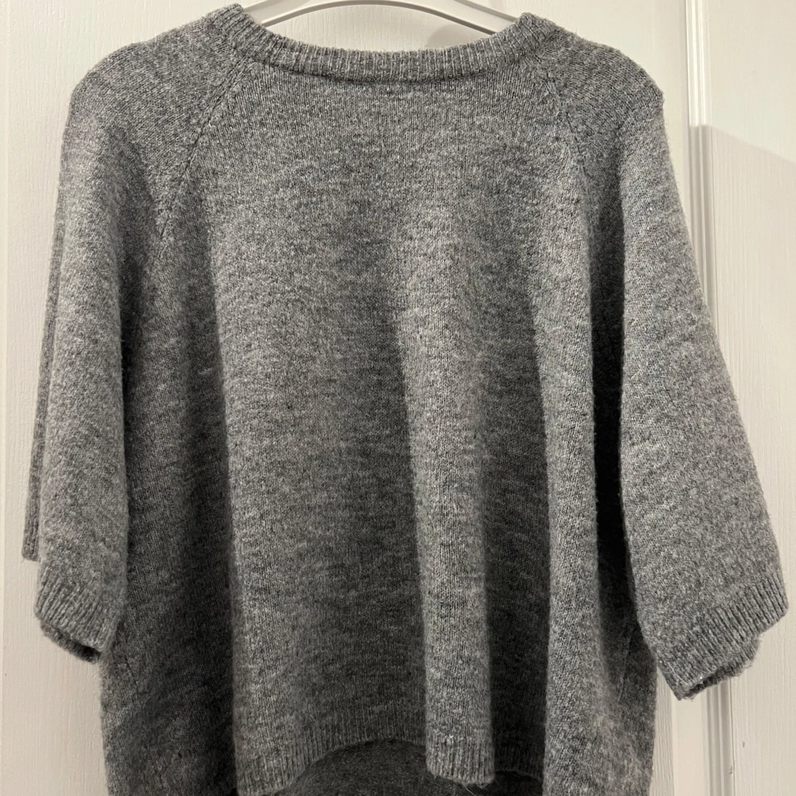Grå stickad tröja med trekvartärm