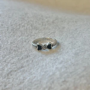 Silver ring - US storlek 5/5.5, diameter cirka 15.5–16 mm, omkrets cirka 48.7–50.2 mm.  Blanda och matcha dina favoriter! Köp flera artiklar tillsammans för rabatt och spara på frakten.  #silver #ring #vintage #smycken #klassisk