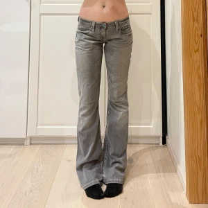 Lågmidjade slim/bootcut jeans🤩 - Midja 40 cm rakt över, gren 19 cm o innerben 84 cm💕jae 169 o xs-s för referens. Märkta W29/L34 men mer storlek S