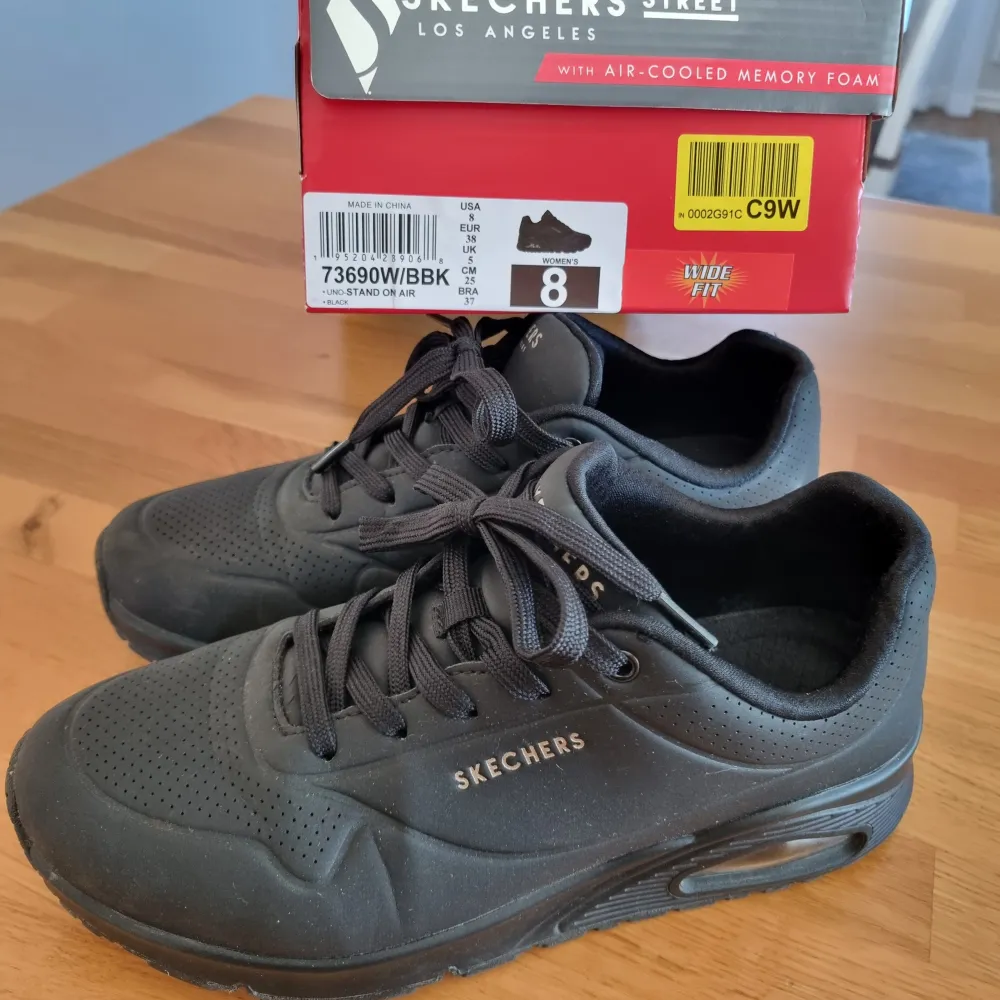 Säljer ett par svarta Skechers sneakers med snörning och air-cooled memory foam för extra komfort. Perfekta för en stilren och bekväm look.. Kengät.