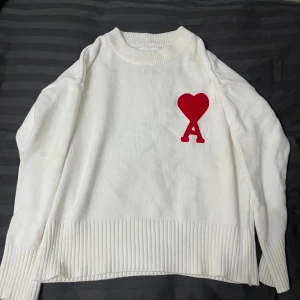 Ami Paris tröja  - Helt helt helt oanvänd den är inte ens använd 1 ända gång, den luktar ny och är helt ny. Då den är väldigt liten för mig. Passa på 🤩