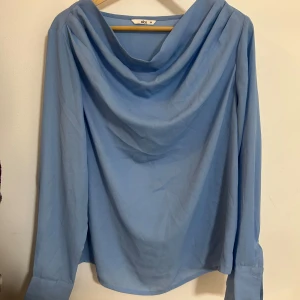 Ellos himmelblå blus - En fin blus från ellos som Max är använd 3 gånger och säljs då den blivit för liten. Nypris 399 kr vid snabb affär kan pris diskuteras. Storleken är inte sann till plagget den motsvarar en 40-42 