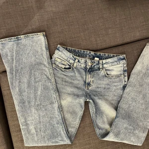 Lågmidjade blå jeans - Innerbenslägnd 82cm. Midja/höft 76cm. Töjbara i midjan