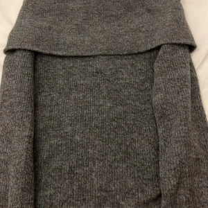 Grå stickad tröja från H&M - Säljer en mysig grå stickad tröja från H&M. Endast använd 1 gång och säljer då den inte används❤️