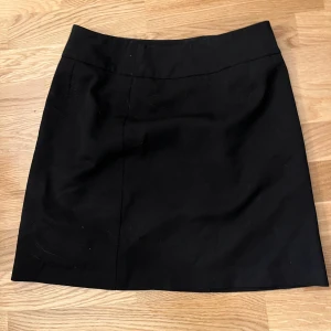 Svart kortkjol - Svart kjol från KappAhl, storlek 36