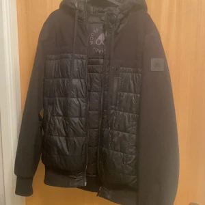 Moose knuckles jacka, storlek M - Snygg Moose knuckles jacka i storlek M. Passar till kyla men även lite mildare väder. Det finns två små hål som knappt syns därav priset. Men annars är den i bra skick. Jackan har en modern look och passar bra till olika outfits. Nypris 6000kr