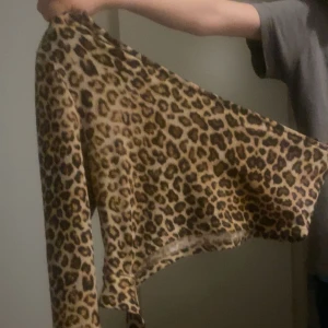 Leopardmönstrade leggings - Snygga leopardmönstrade leggings i stretchigt material. Perfekta för att lägga till en djärv touch till din outfit. De har en tight passform och är bekväma att bära hela dagen. Storlek M 