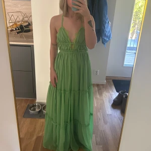 Klänning - Superfin klänning från Asos med knyt i ryggen. Storlek 34