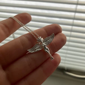 Silverhalsband med gudinna från Carolina Gynning - Elegant silverhalsband med en detaljrik gudinna som hänge från Carolina Gynning. Aldrig använt. Nypris 1390kr. Halskedjans längd är 70+3 cm, tillverkat i 925 sterlingsilver, gudinnan är 25x31mm🩵