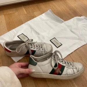 Gucci sneakers  - Gucci skor vita med röd och gröna detaljer, skorna är andvända en del men är i acceptabelt skick dom är även i storlek 35 men sitter mer som 36. Dustbag medföljer i köpet av skorna
