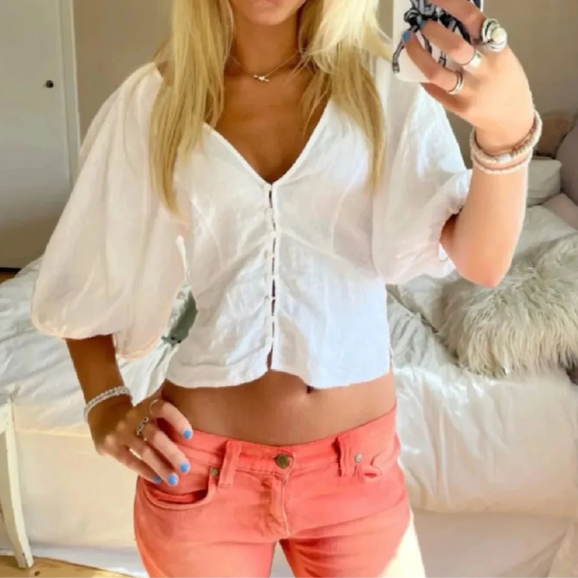 Vit blus med puffärmar