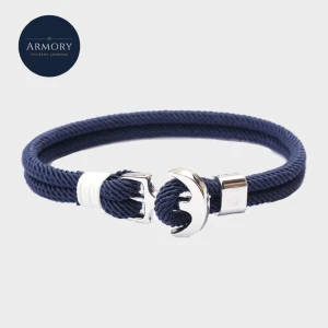 Armband Navy - Marininspirerat armband – Stil & Kvalitet från Armory  Upptäck det perfekta komplementet till din stil! Detta marinblå armband med en stilren ankardetalj kombinerar en elegant design med en avslappnad, nautisk känsla.  Ett utmärkt val för dig som vill ha en diskret men stilfull accessoar eller en uppskattad present till någon speciell.  Hör av dig vid frågor / armory