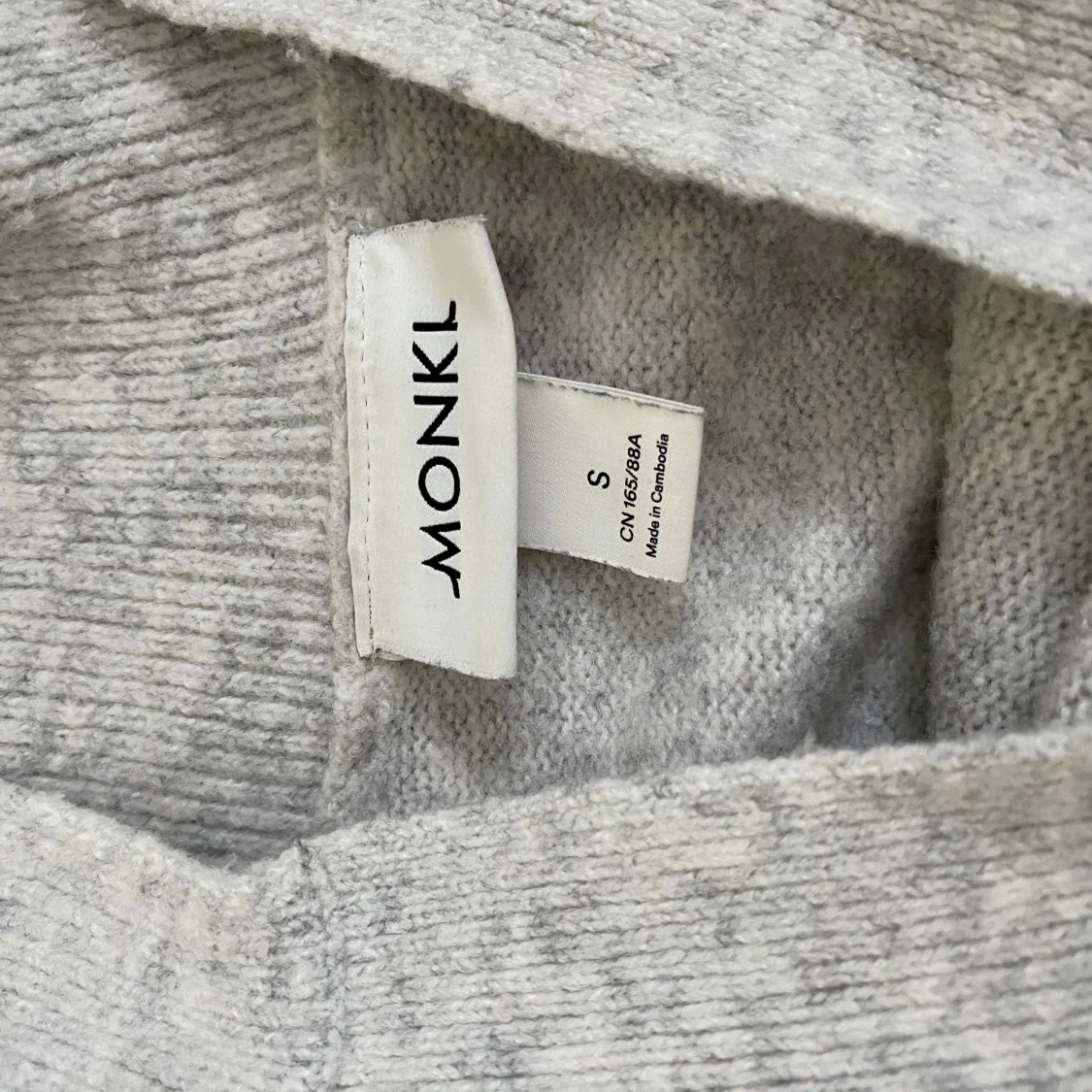 Grå stickad tröja med V ringning  - 2