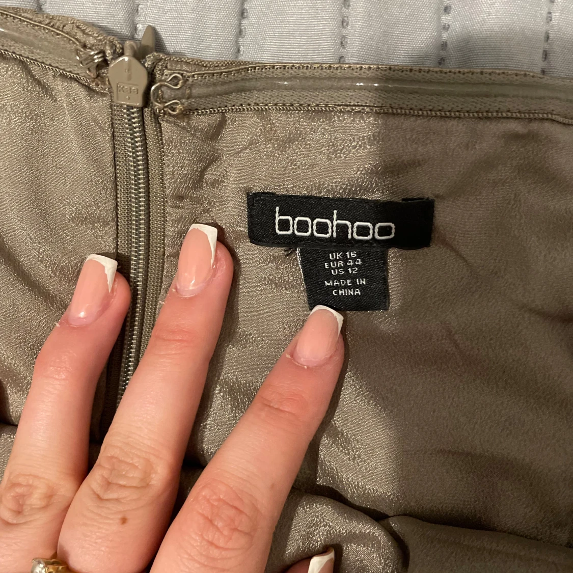 Beige axelbandslös klänning från Boohoo - 1