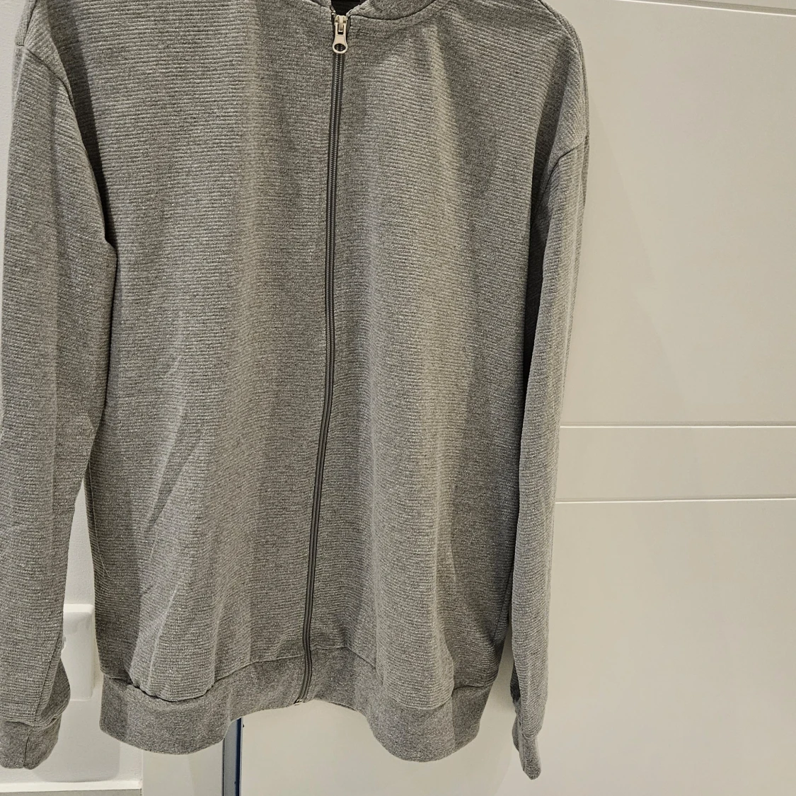 Grå tröja med dragkedja från DeFacto - 1