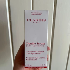 Clarins Double Serum - Clarins Double Serum är ett intensivt anti-age serum med hydric och lipidic system. Förpackningen innehåller 30 ml och är designad för komplett ålderskontroll.