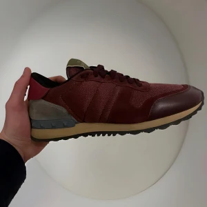 Röda Valentino Rockrunners - Tja! Säljer nu mina Snygga röda rockrunners💥De har en unik färg och design, perfekt för dig som vill ha en stilren look. Skorna är i storlek 41 men passar även 42❗️Priset går även att diskutera❗️.             Hör gärna av er vid minsta fråga eller fundering😁