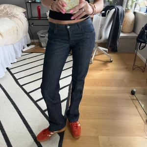 Mörkblå jeans bootcut/straight leg - Vääärldens snyggaste mörkblå jeans med bootcut-stil och låg midja!! Från Twist and Tango, nypris runt 1300! ✨💕 