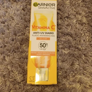 Garnier SkinActive - Garnier SkinActive Vitamin C Anti-UV Daglig Fluid med SPF 50+ skyddar mot UV-strålar och minskar mörka fläckar. Den ger en strålande lyster och är berikad med vitamin C. Produkten är vegansk och cruelty-free. Endast testad 2 gånger.