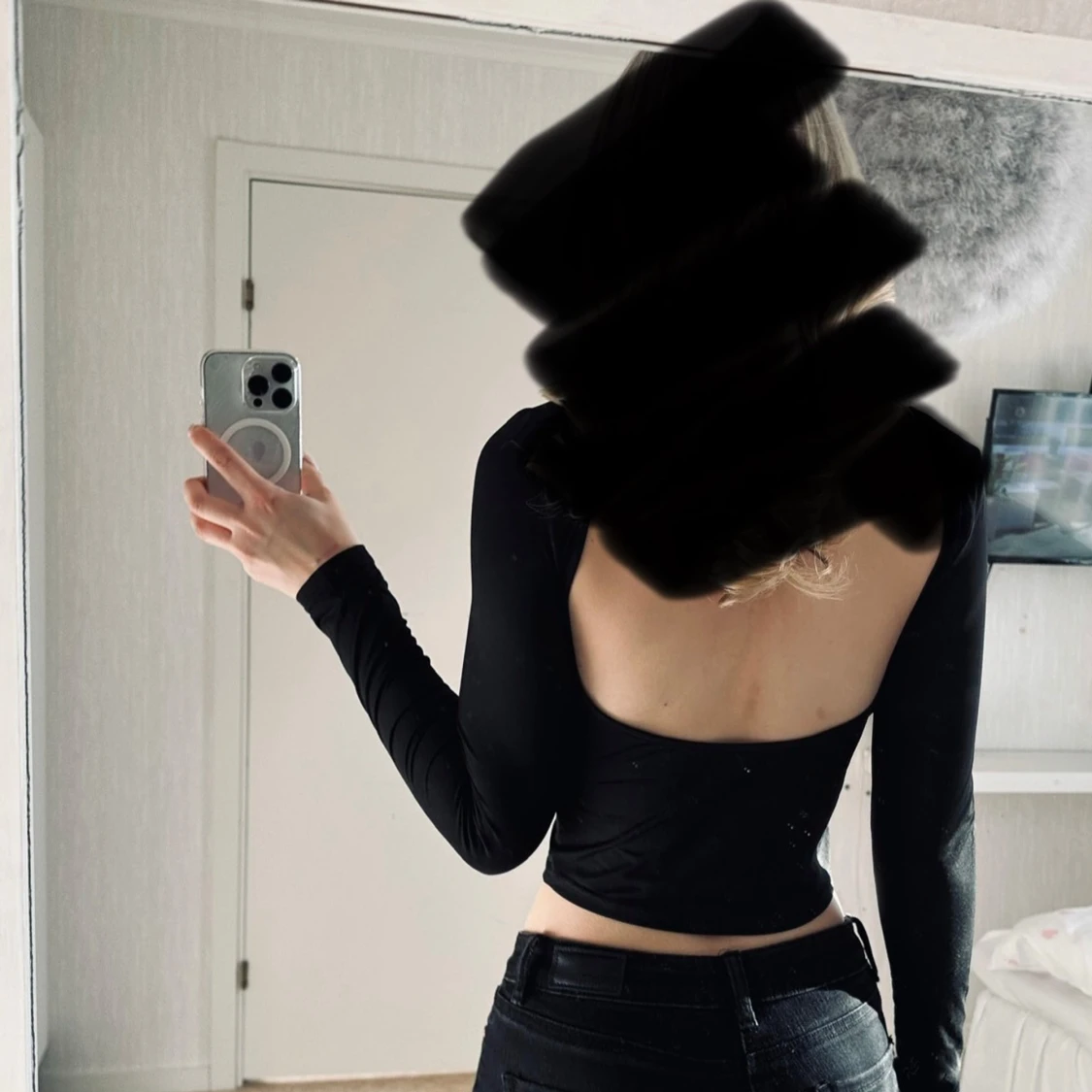 Svart långärmad topp med öppen rygg