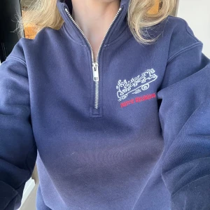 Marinblå sweatshirt  - Säljer en mörkblå tröja med dragkedja i kragen från H&M. XS i herrstorlek så skulle säga S/M i damstorlek.  Använd ca 3 gånger så den är i väldigt fint skick!  