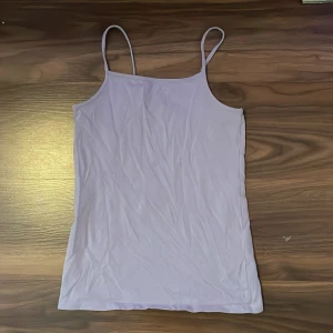 Lila linne  -  Säljer ett lila linne från H&M I storlek 158/164 men passar även XS ⭐️                                             Linnet har INTE ställbara axelband och är en tajt modell. 💕 de är i bra skick 💕