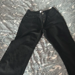 Svarta jeans från Grunt - Snygga svarta jeans från Grunt i en klassisk design. De har en rak passform och är tillverkade i ekologiskt material. Perfekta för en stilren look.