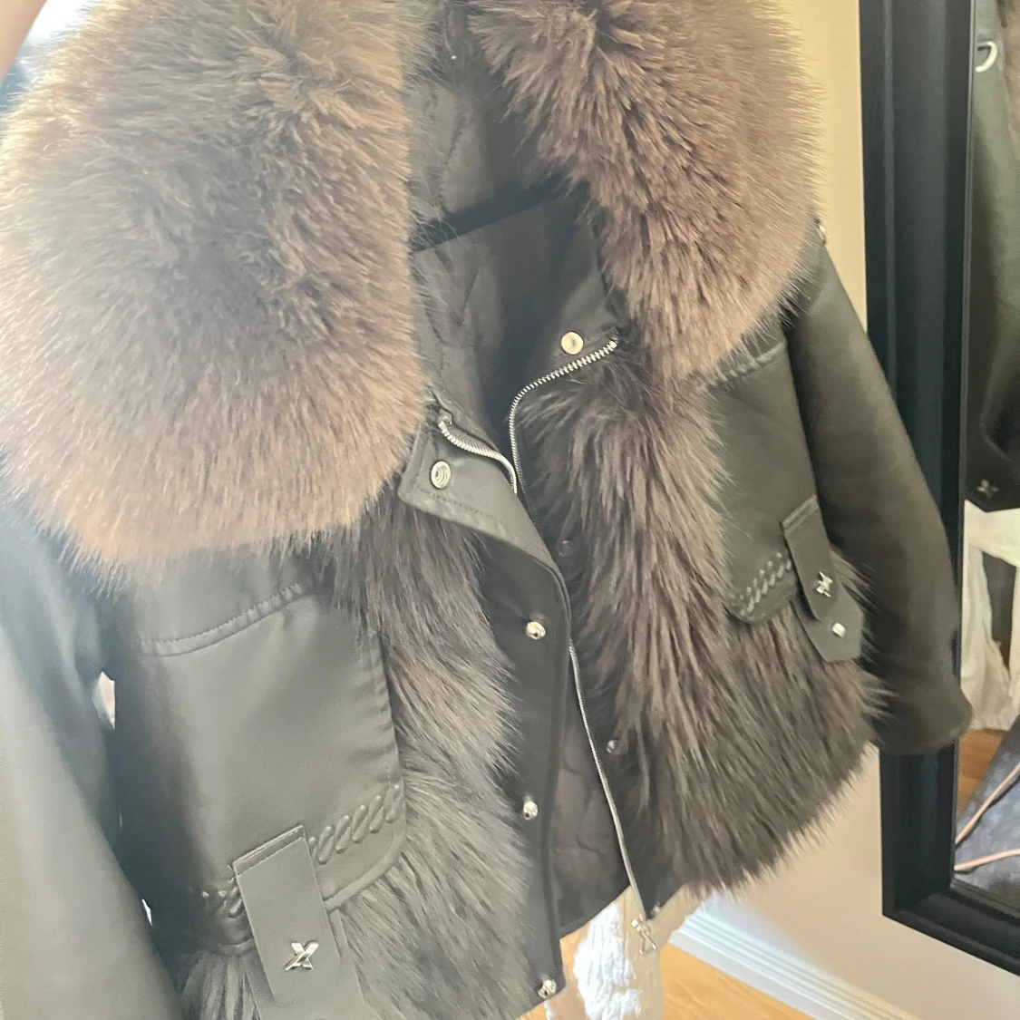 Mörkgrön pälsjacka med läderdetaljer - 1